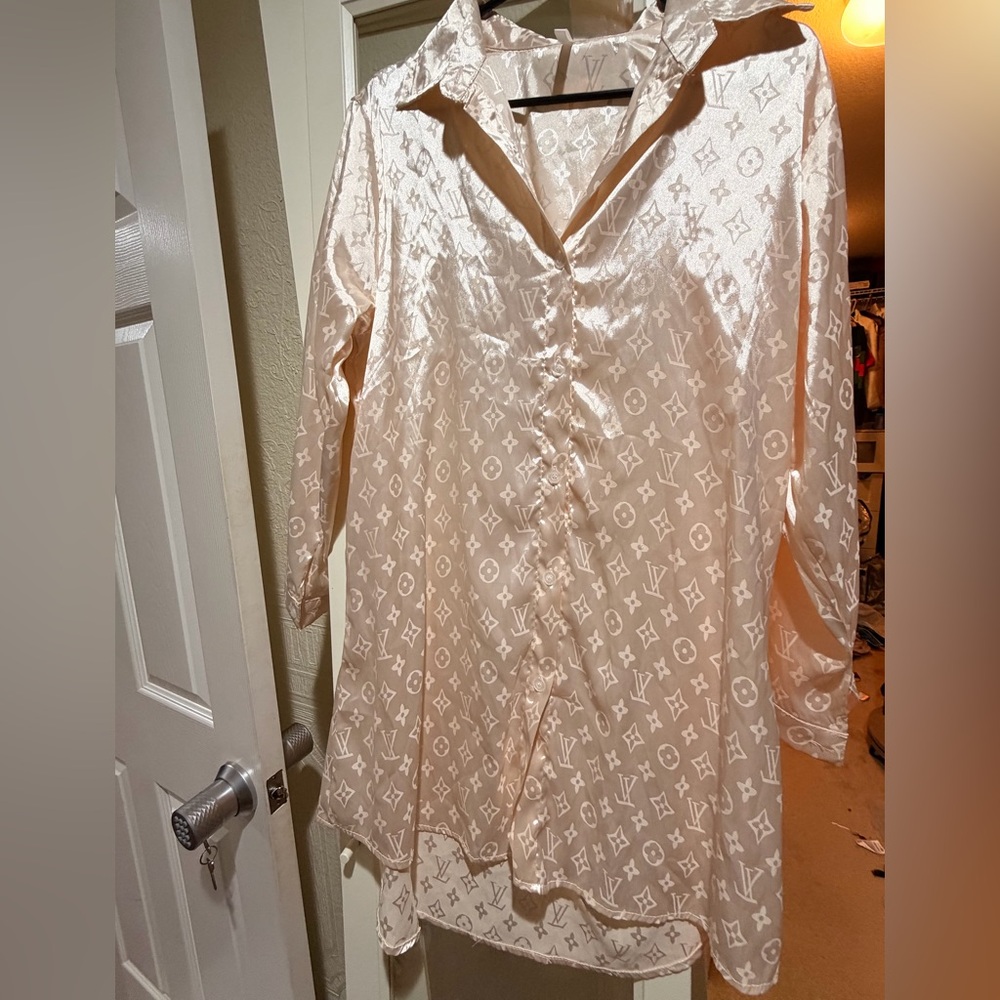 Silk-Feel Cream Logo-Print Button Front dress  Shirt fashion insprd. - Picture 3 of 3